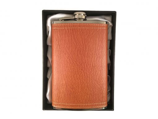 This flask holds 10 oz and features a brushed stainless steel finish wrapped in brown leather, a captive top to prevent loss and durable seamless construction. Specifications Capacity: 10 oz Color: Stainless Steel with Brown Leather Weight (approx): 140 g Size: 16 x 9.5 x 2.5 cm In Gift Box